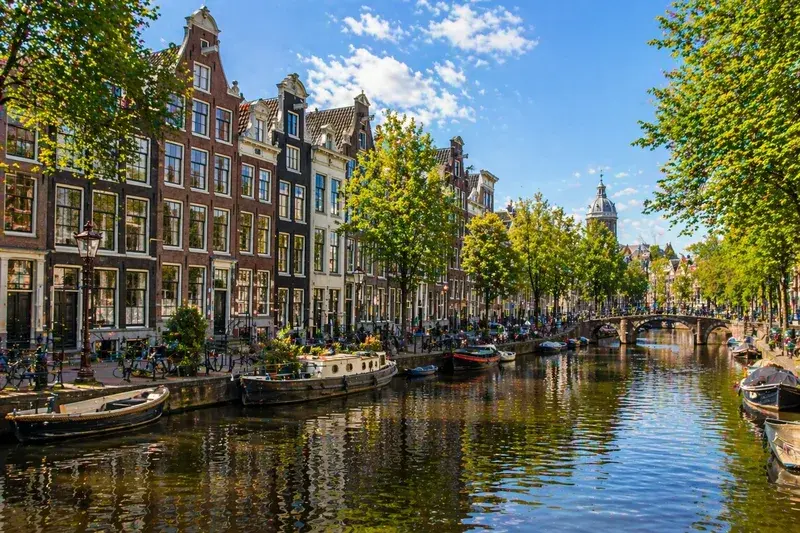 Adventure Quest artwork for the “Canal Ring Clues” mission in Amsterdam Explorer.