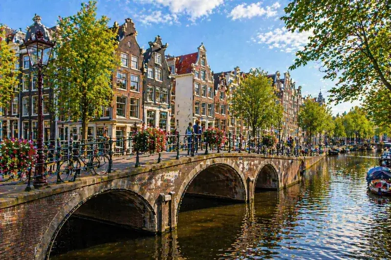 Adventure Quest artwork for the “Bridge Arches” mission in Amsterdam Explorer.
