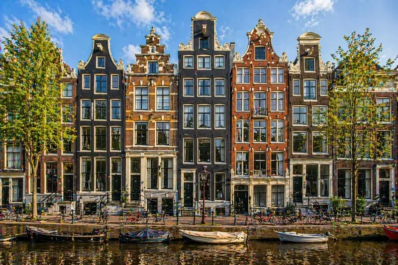 Adventure Quest artwork for the “Gabled House Shapes” mission in Amsterdam Explorer.