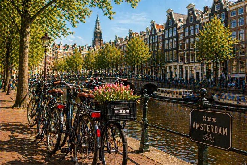 Adventure Quest artwork for the “Parked Together” mission in Bike Through Amsterdam.