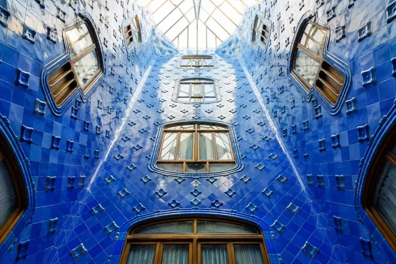 Adventure Quest artwork for the “Inside the Dragon” mission in Casa Batlló & Passeig de Gràcia Explorer.