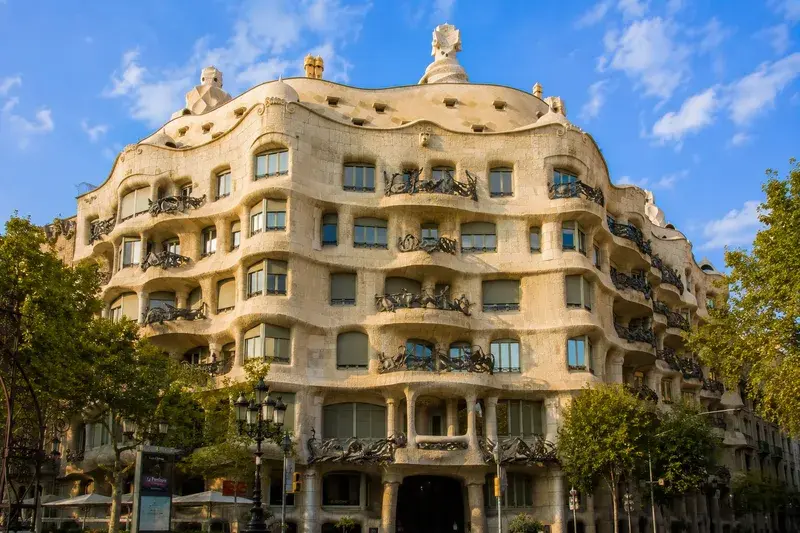 Adventure Quest artwork for the “Casa Milà — La Pedrera” mission in Casa Batlló & Passeig de Gràcia Explorer.