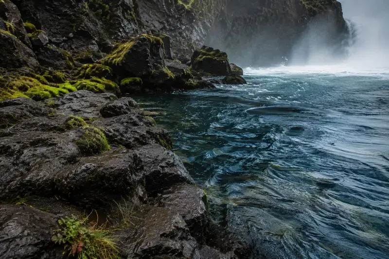 Adventure Quest artwork for the “Waterfall Scale” mission in Waterfalls & Wild Trails.