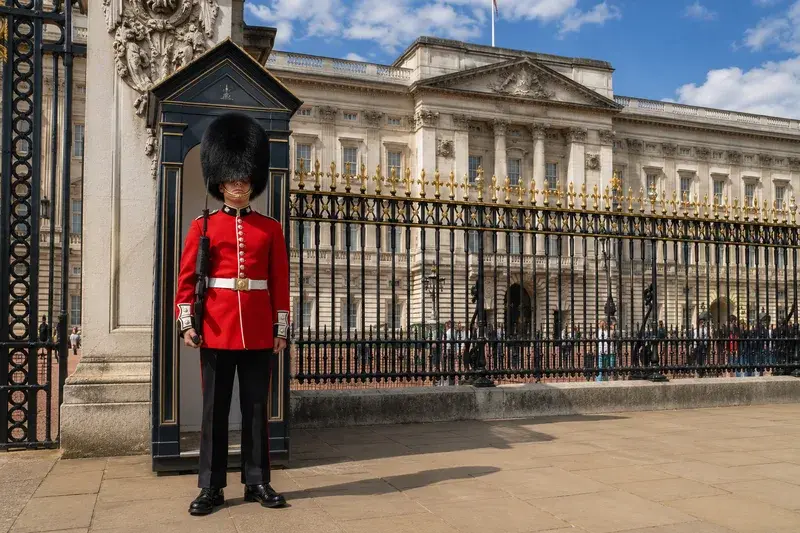 Adventure Quest artwork for the “The King's Guard” mission in Westminster & Royal London.