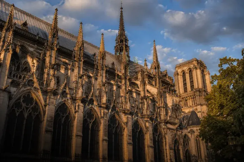 Adventure Quest artwork for the “Gothic Clues” mission in Notre-Dame Explorer.